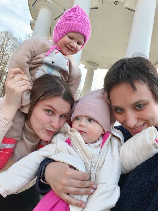 Вчера гуляли с подругой и нашими девочками